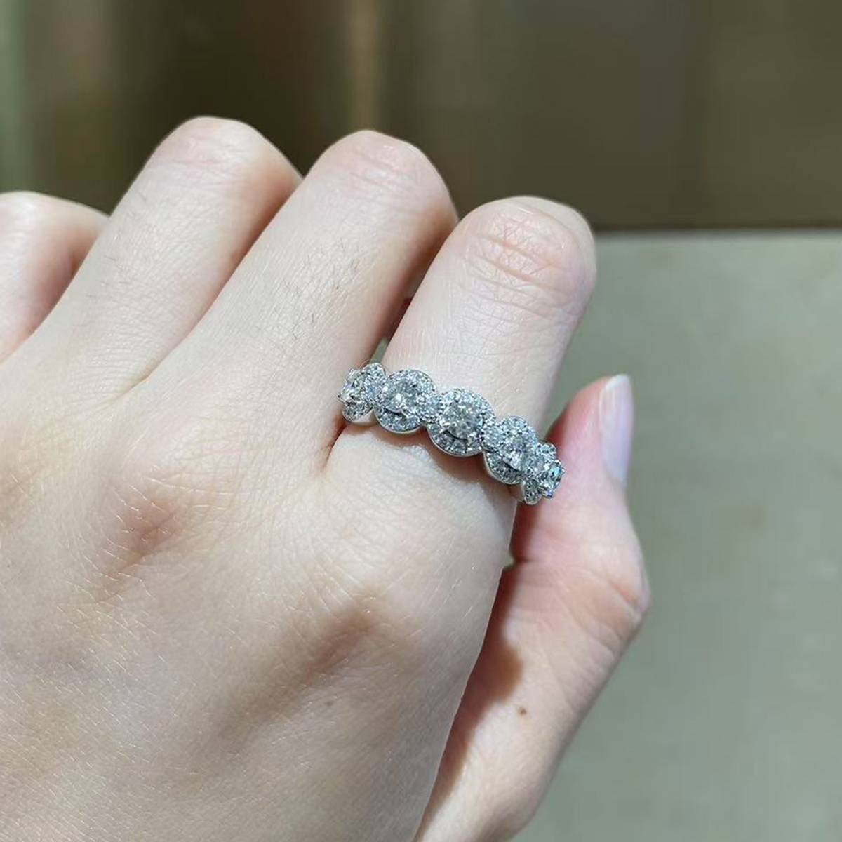 圆包排戒S925银镀白金定制选款主副石莫桑钻1.5ct